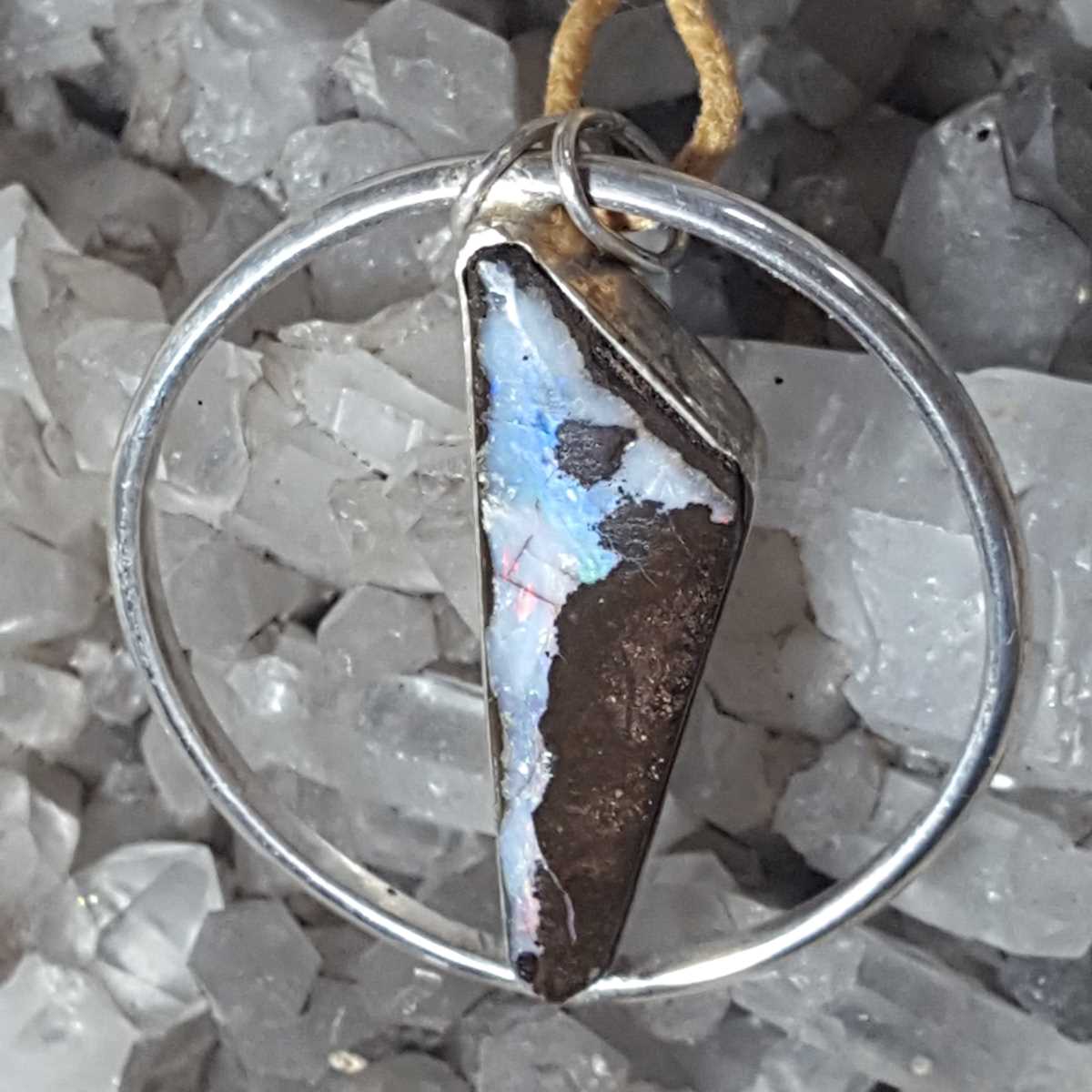 Opale boulder sertie dans un cercle...