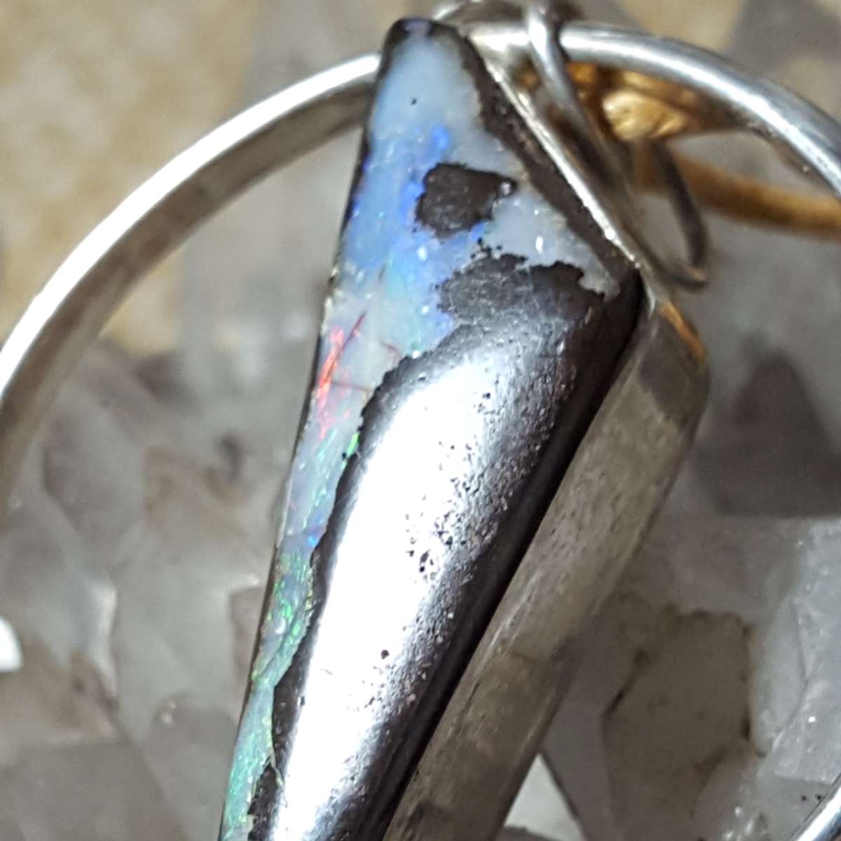 Opale boulder sertie dans un cercle... – Image 3