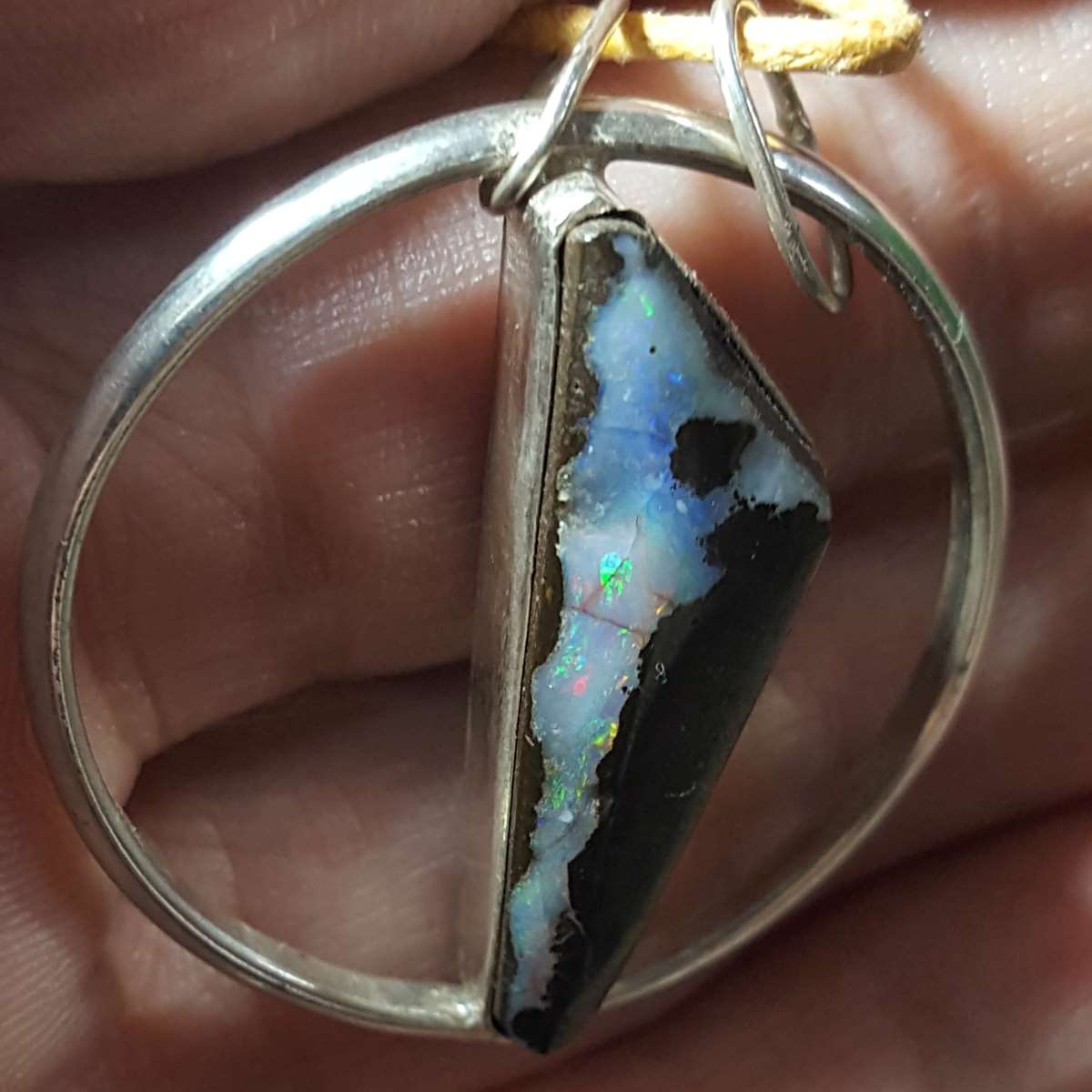 Opale boulder sertie dans un cercle... – Image 4