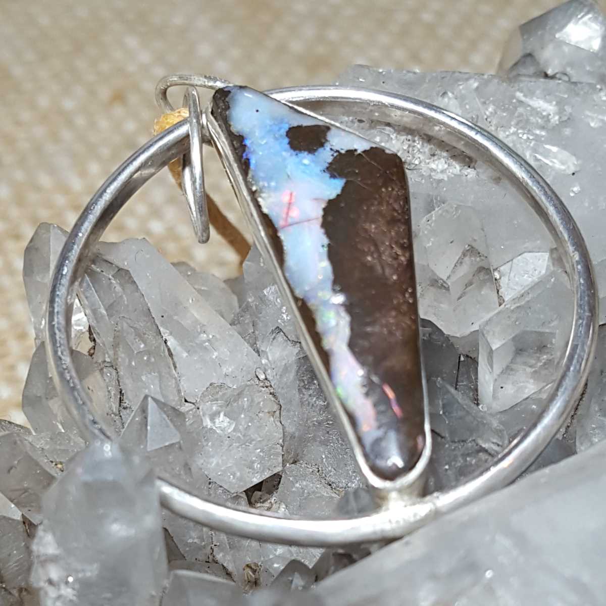 Opale boulder sertie dans un cercle... – Image 2