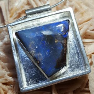 Opale boulder bleue dans carré d'argent...