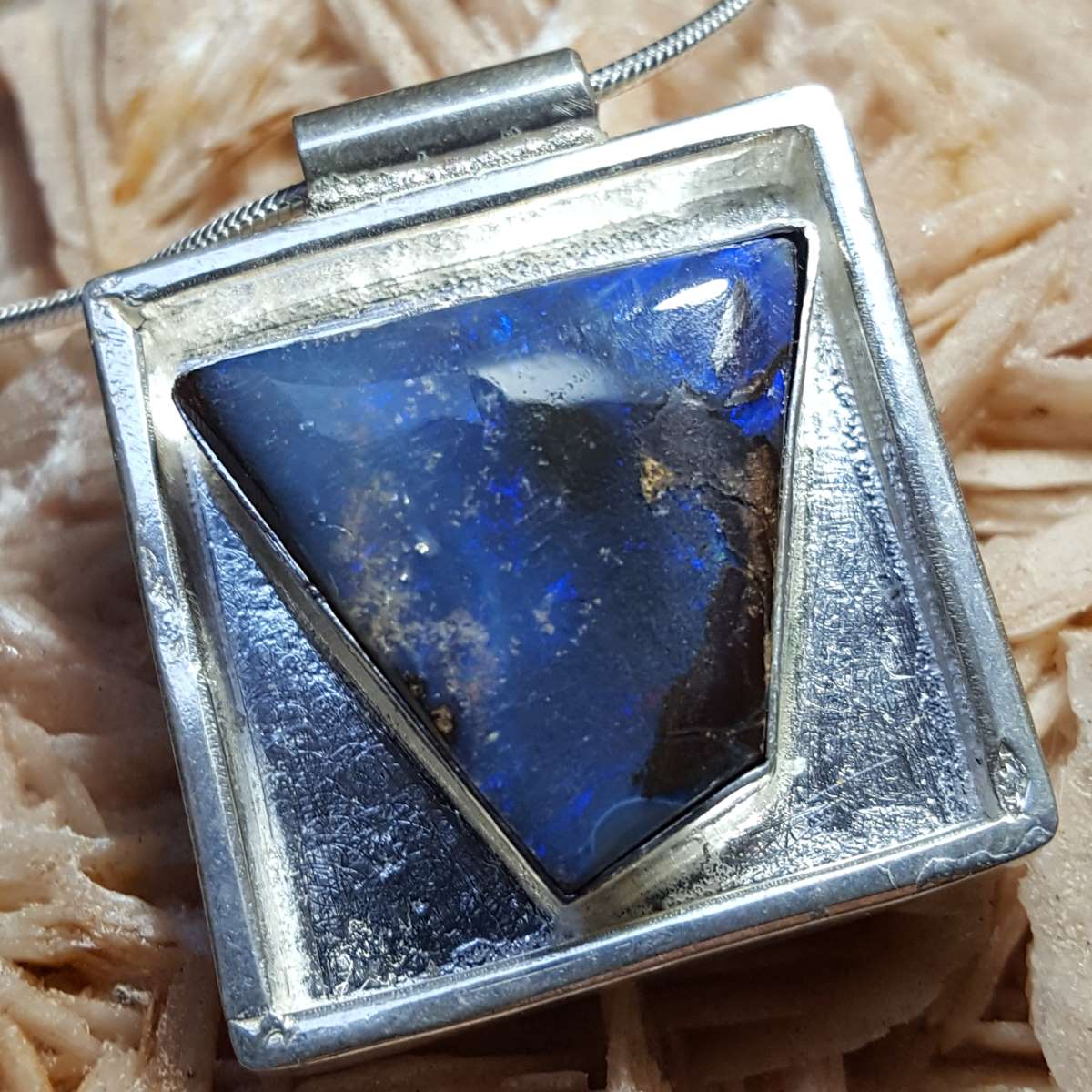 Opale boulder bleue dans carré d'argent...