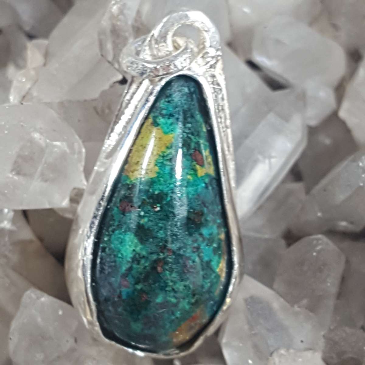 Pendentif dioptase serti sur argent 950 et repercé d'une hirondelle au verso – Image 2