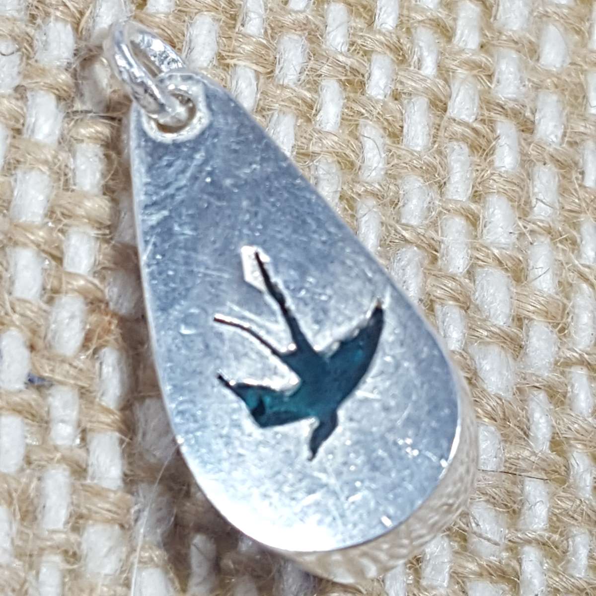 Pendentif dioptase serti sur argent 950 et repercé d'une hirondelle au verso – Image 4