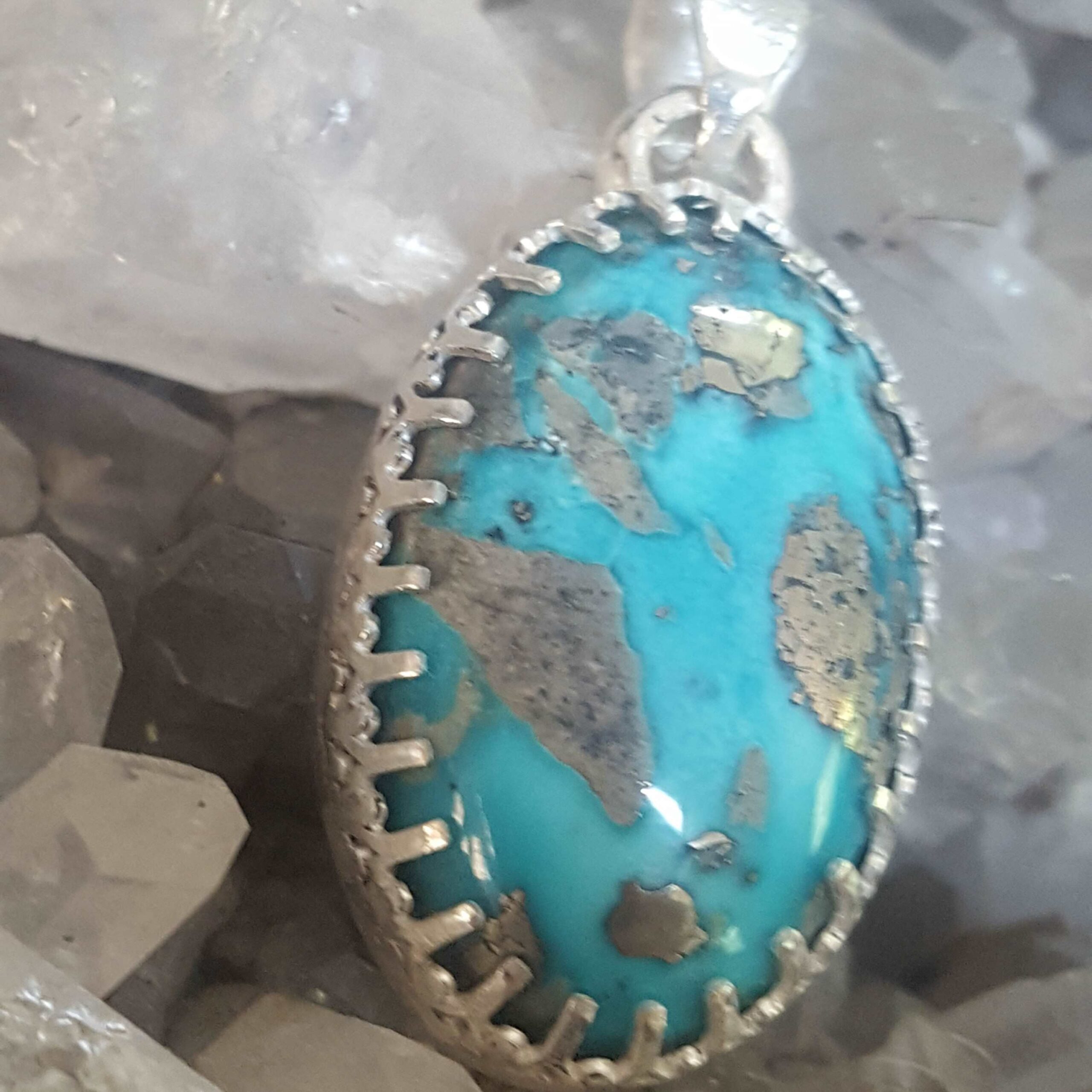 Pendentif argent 950 avec turquoise Perse et repercé d'une tortue au verso – Image 3