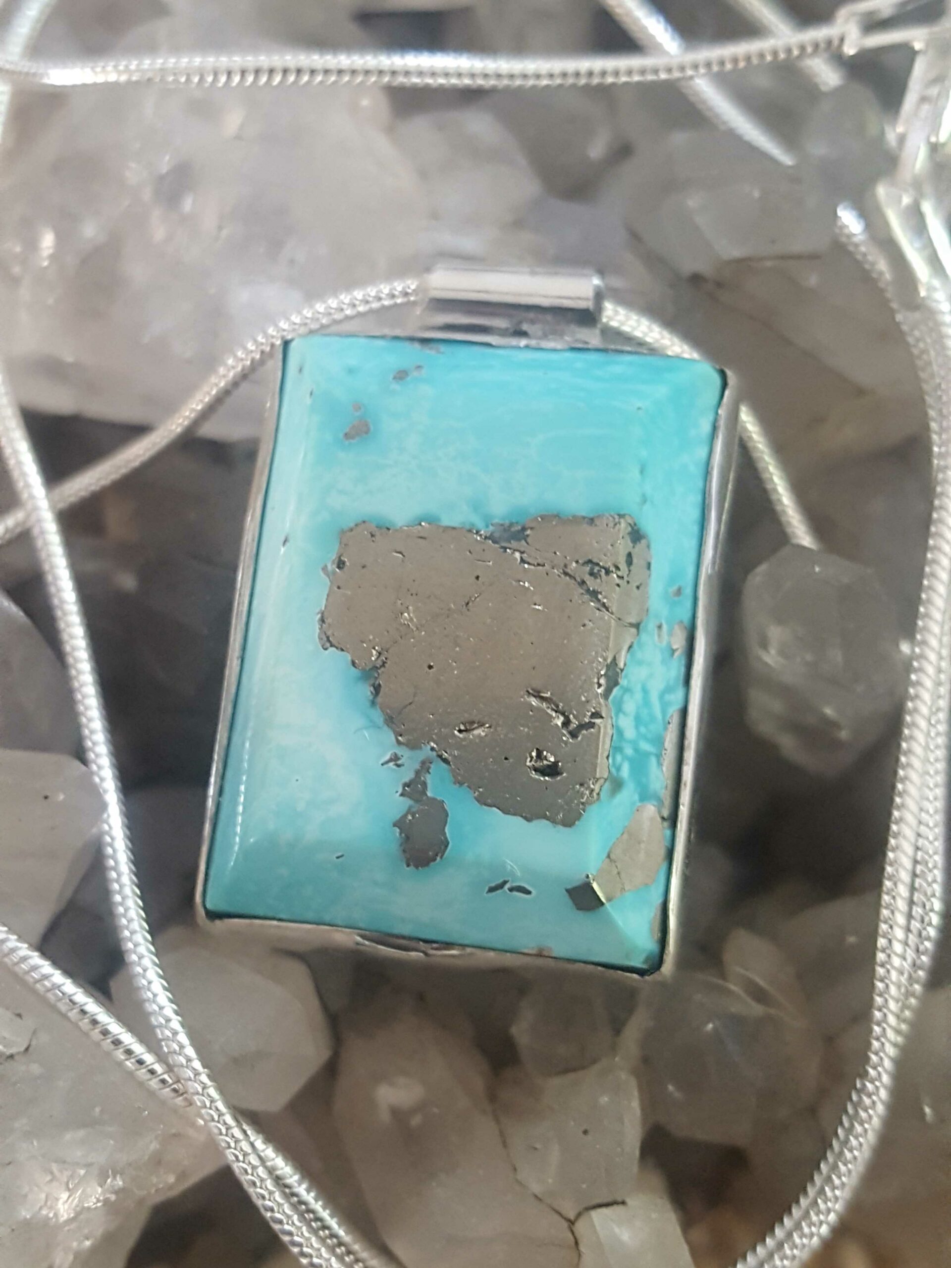 Pendentif turquoise Perse serti argent 950 repercé d'une tortue stylisée – Image 2