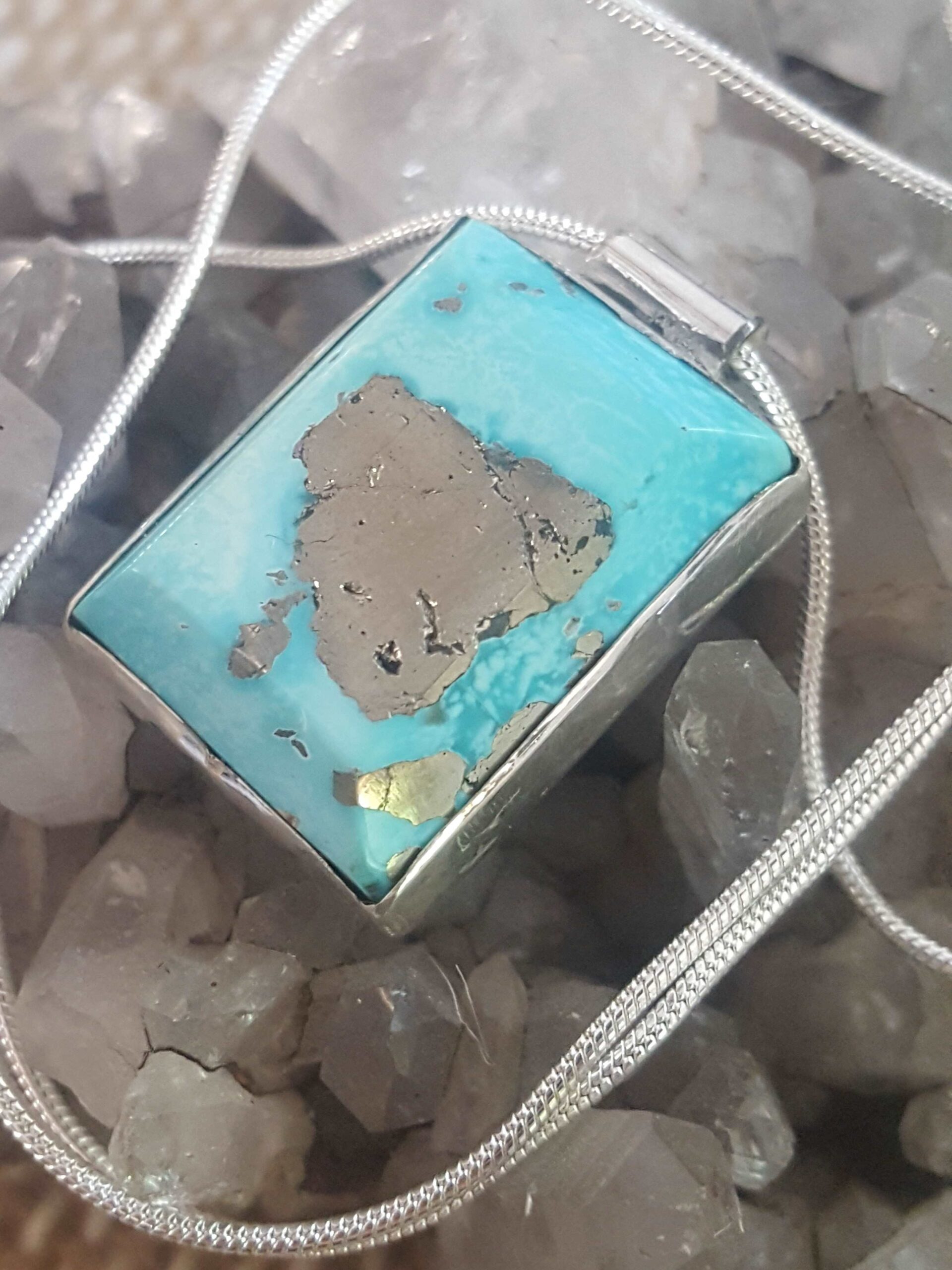 Pendentif turquoise Perse serti argent 950 repercé d'une tortue stylisée