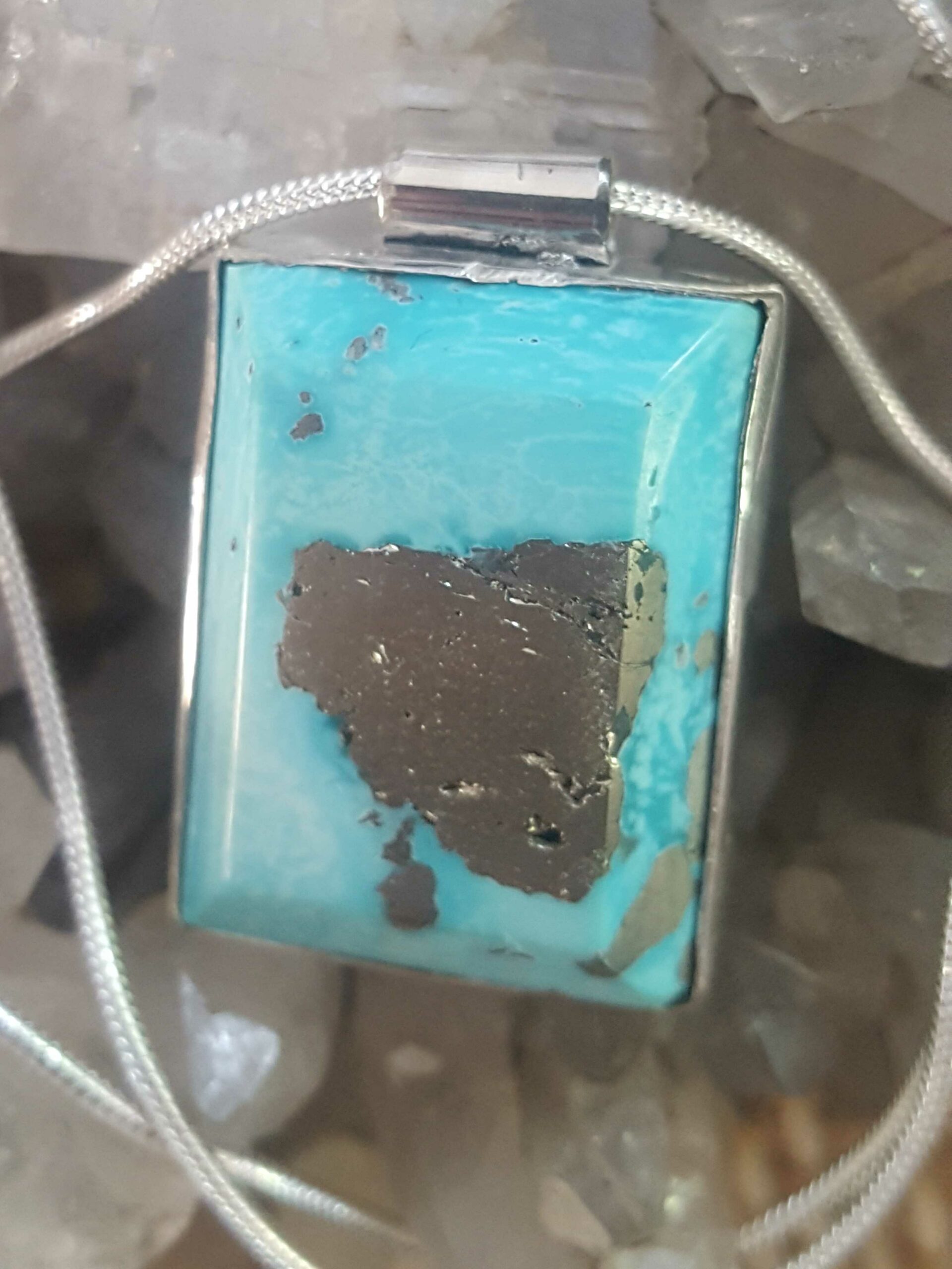 Pendentif turquoise Perse serti argent 950 repercé d'une tortue stylisée – Image 3