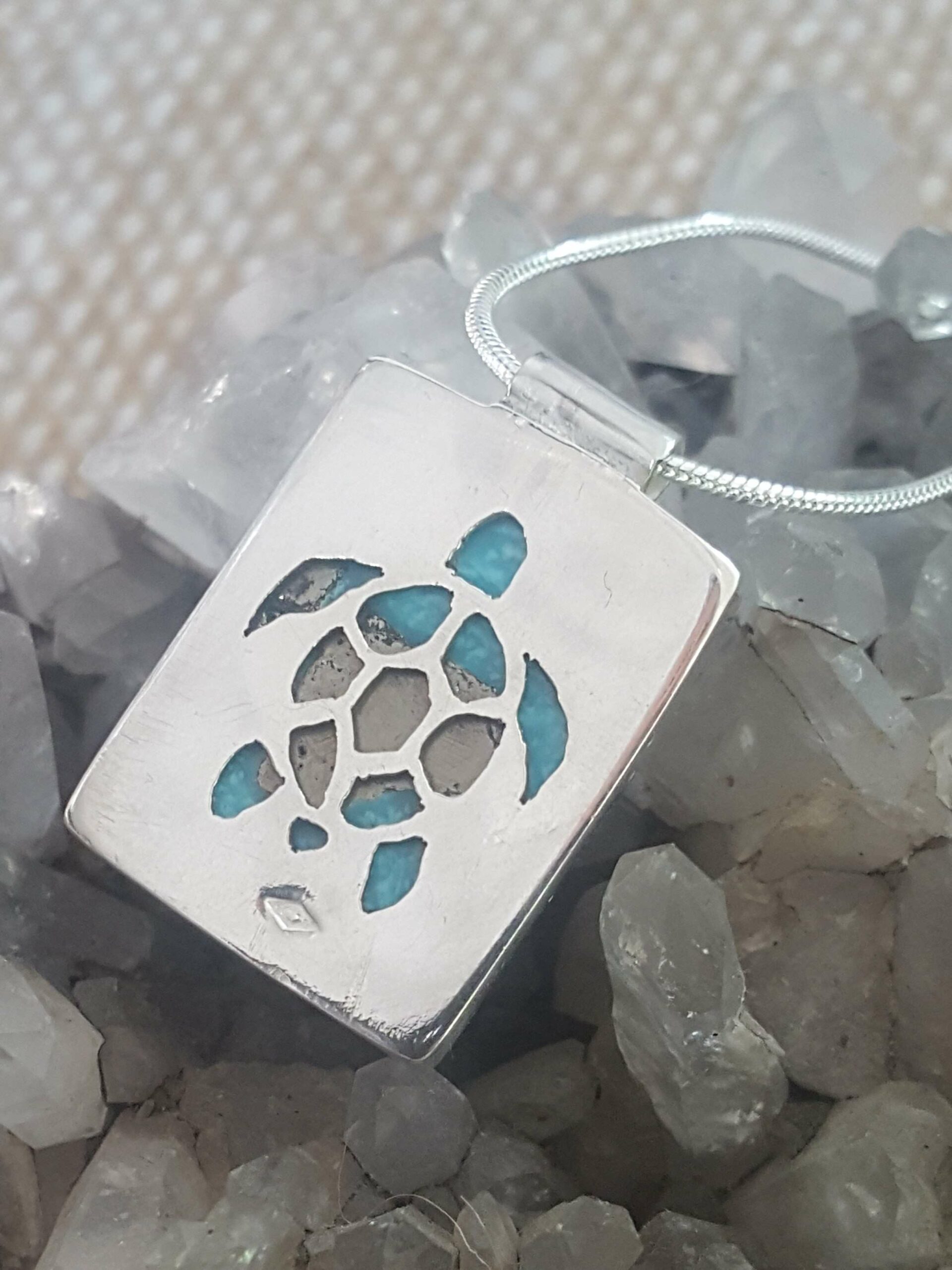 Pendentif turquoise Perse serti argent 950 repercé d'une tortue stylisée – Image 6