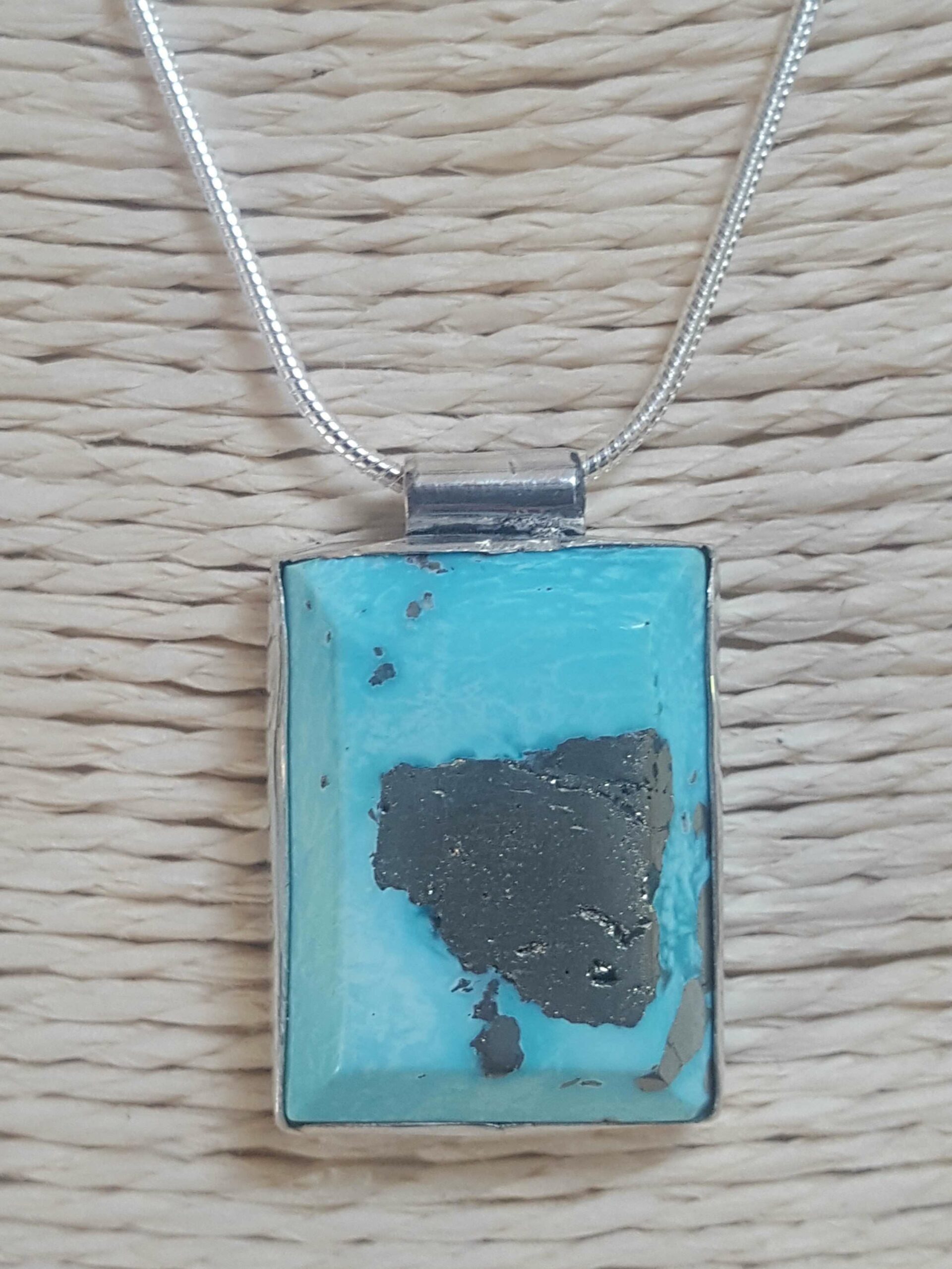 Pendentif turquoise Perse serti argent 950 repercé d'une tortue stylisée – Image 7