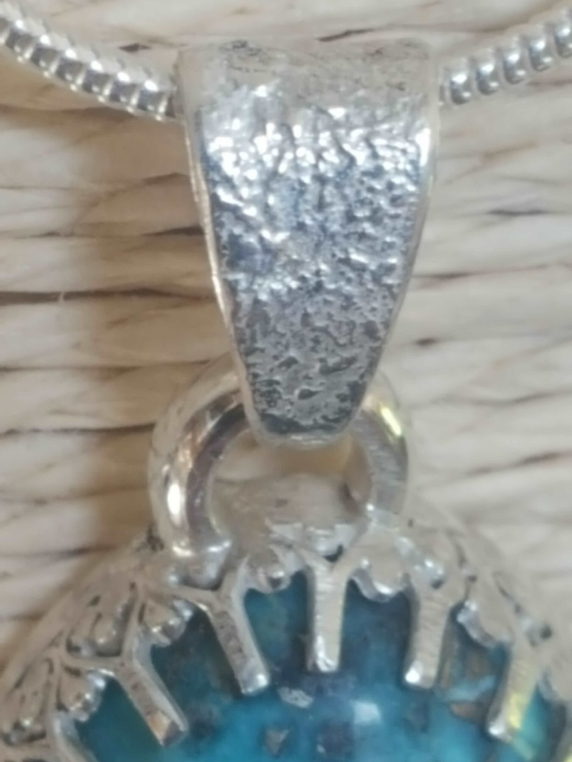 Pendentif argent 950 avec turquoise Perse et repercé d'une tortue au verso – Image 7