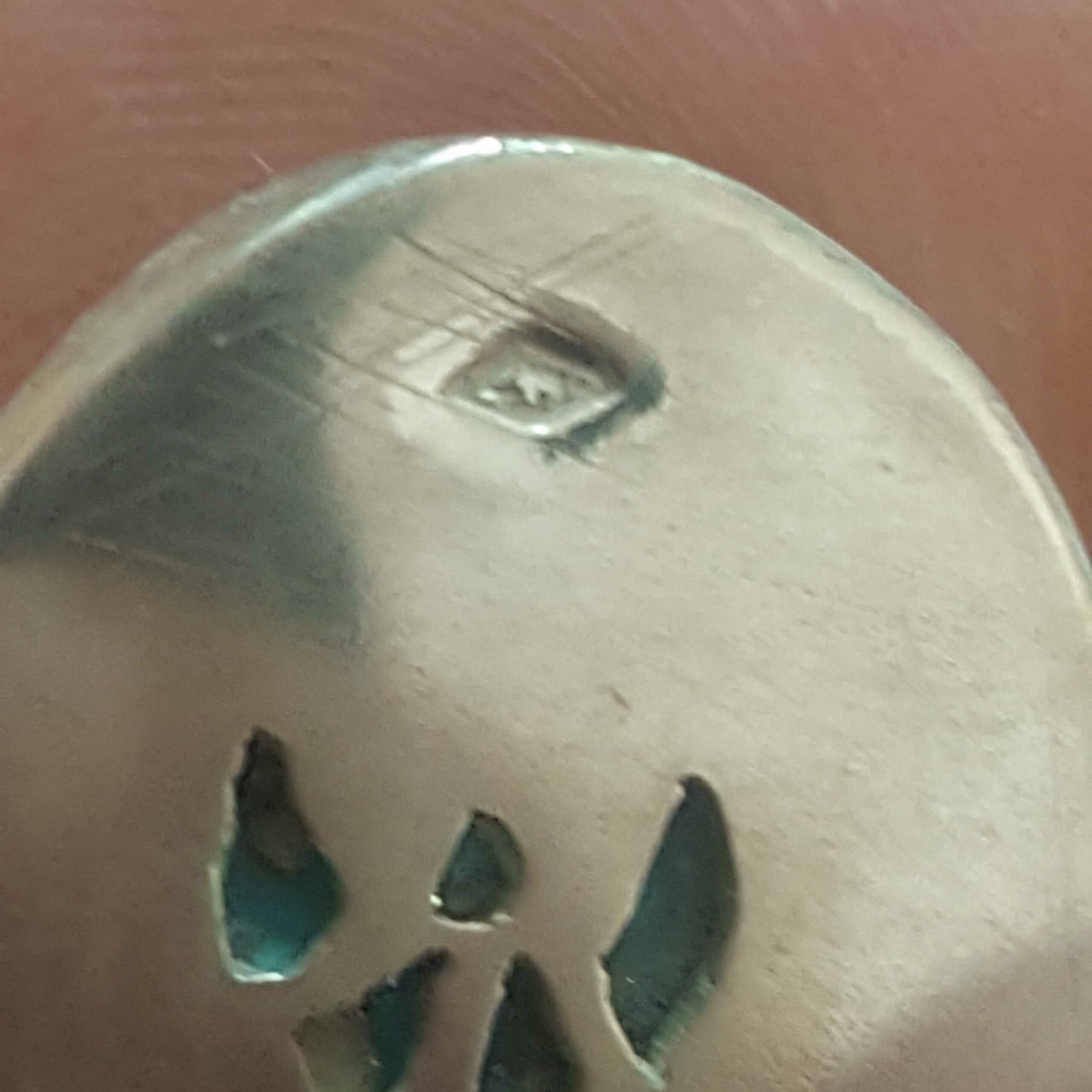 Pendentif argent 950 avec turquoise Perse et repercé d'une tortue au verso – Image 8