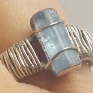 Petite bague aigue marine brute et fil d'argent