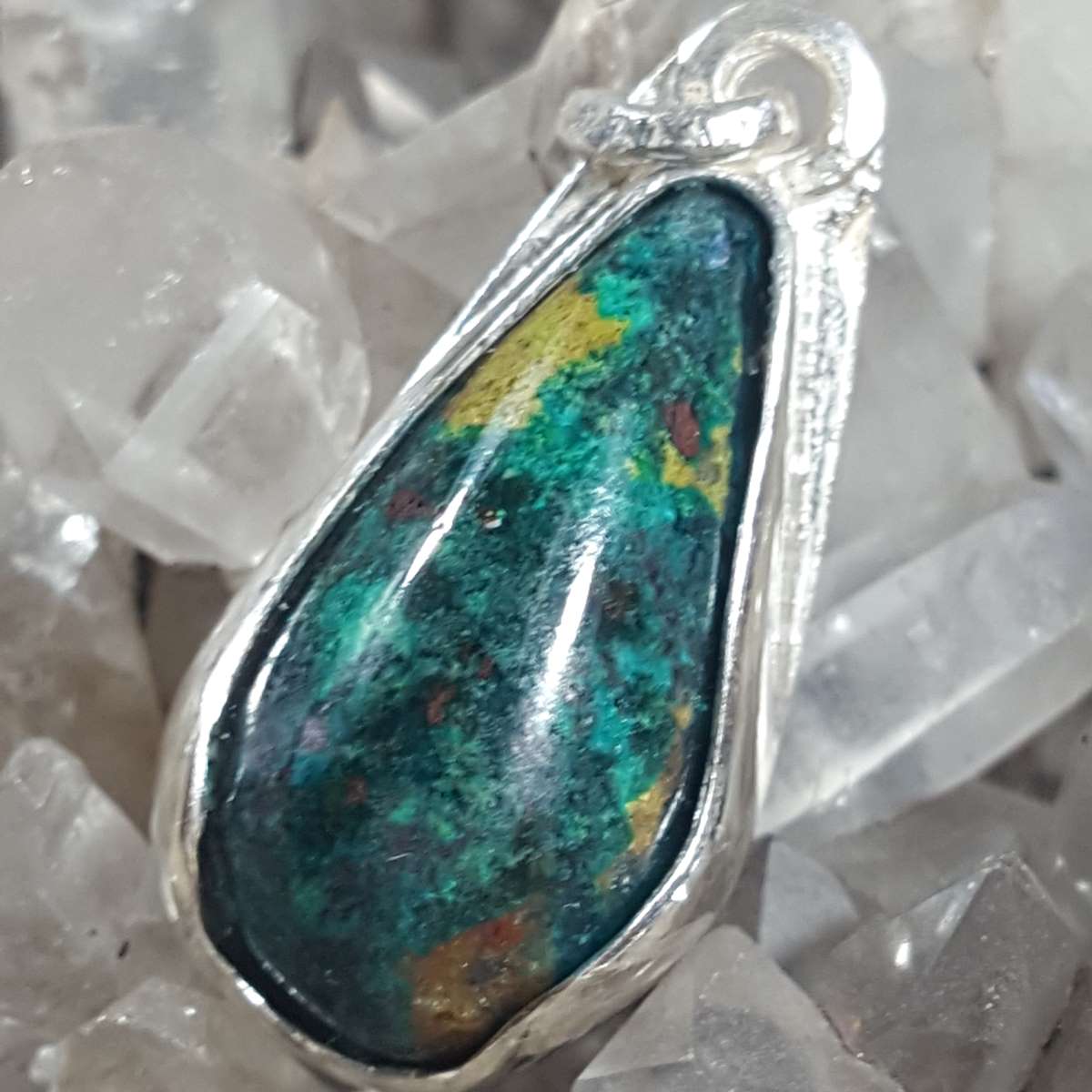 Pendentif dioptase serti sur argent 950 et repercé d'une hirondelle au verso