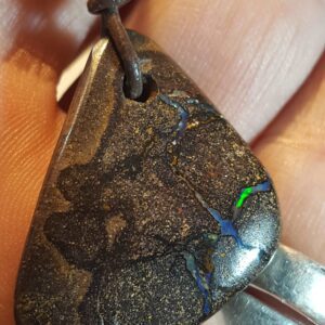 Pendentif grosse opale brute d'Australie montée sur cordon en cuir réglable (m=6,1g)