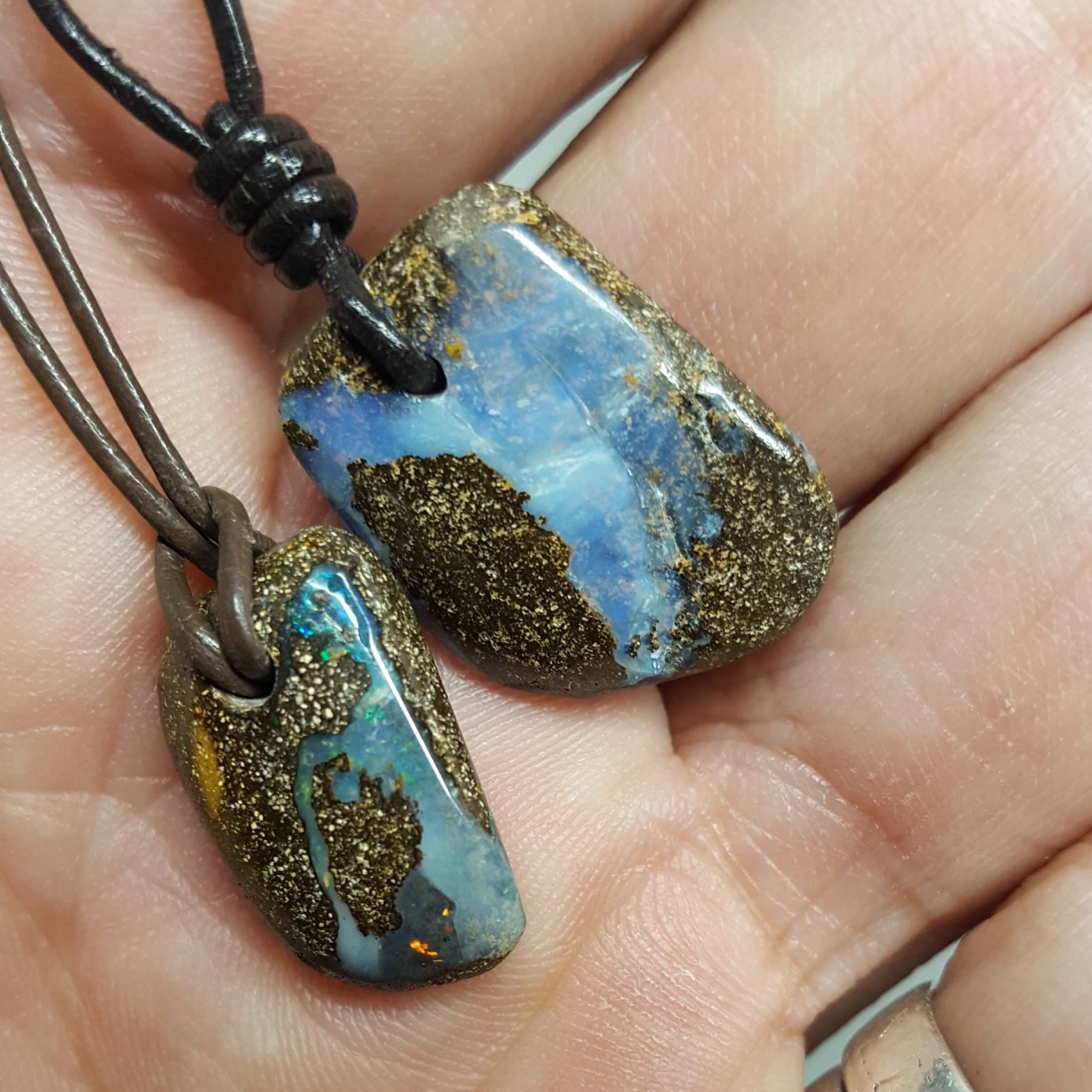 Pendentif opale boulder d'Australie monté sur cordon cuir ajustable (m=2,7g) – Image 2