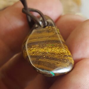 Pendentif grosse opale d'Australie avec veines dans la matrice et points de couleur (m=6,3g)