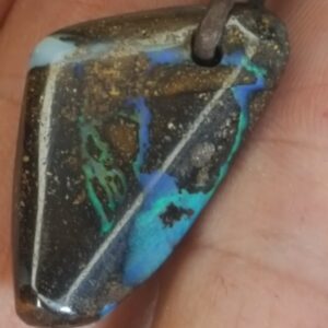 Pendentif opale boulder d'Australie montée sur cordon cuir réglable (m=4,5g)