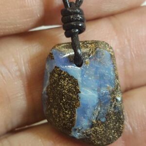 Pendentif opale boulder d'Australie monté sur cordon cuir ajustable (m=2,7g)