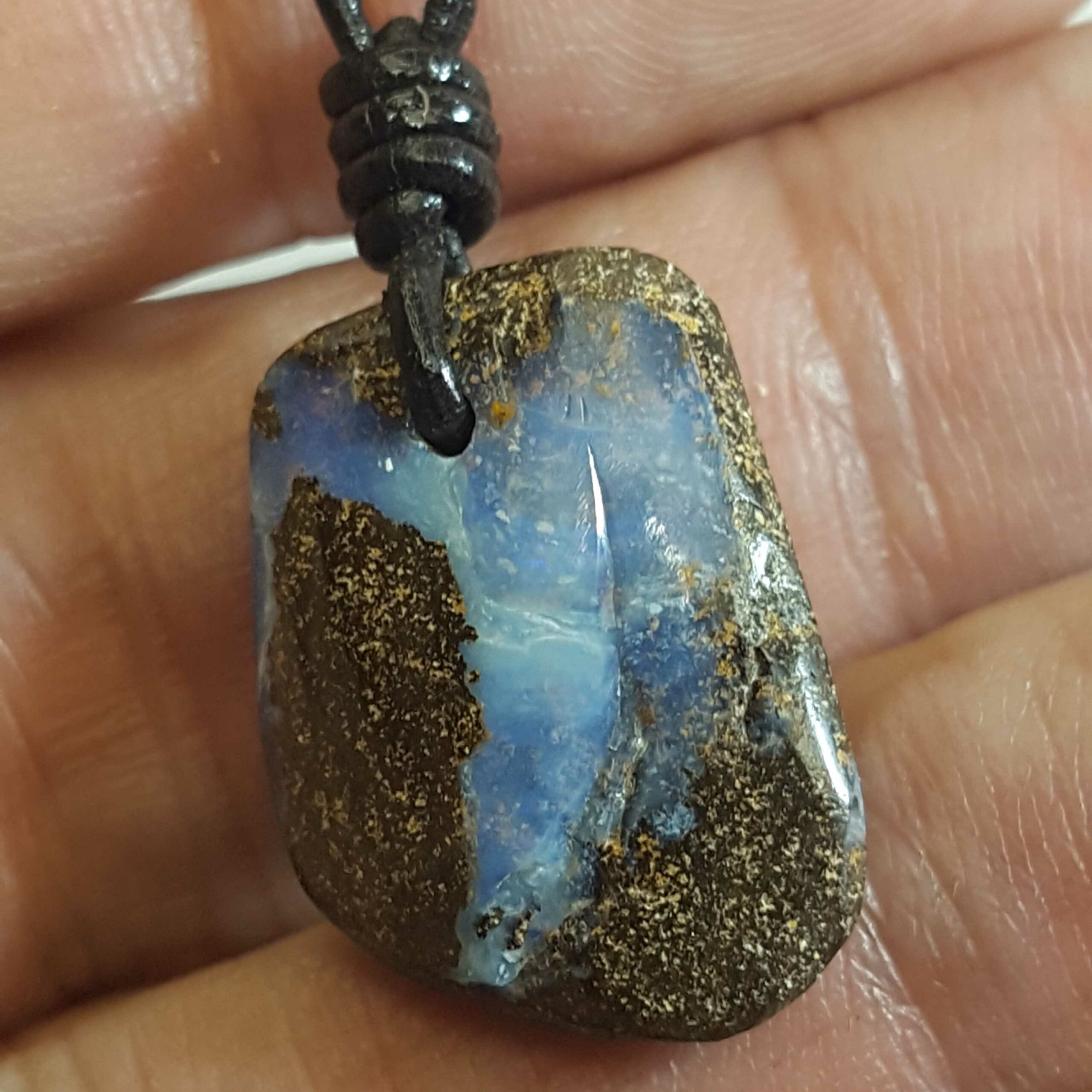 Pendentif opale boulder d'Australie monté sur cordon cuir ajustable (m=2,7g) – Image 4