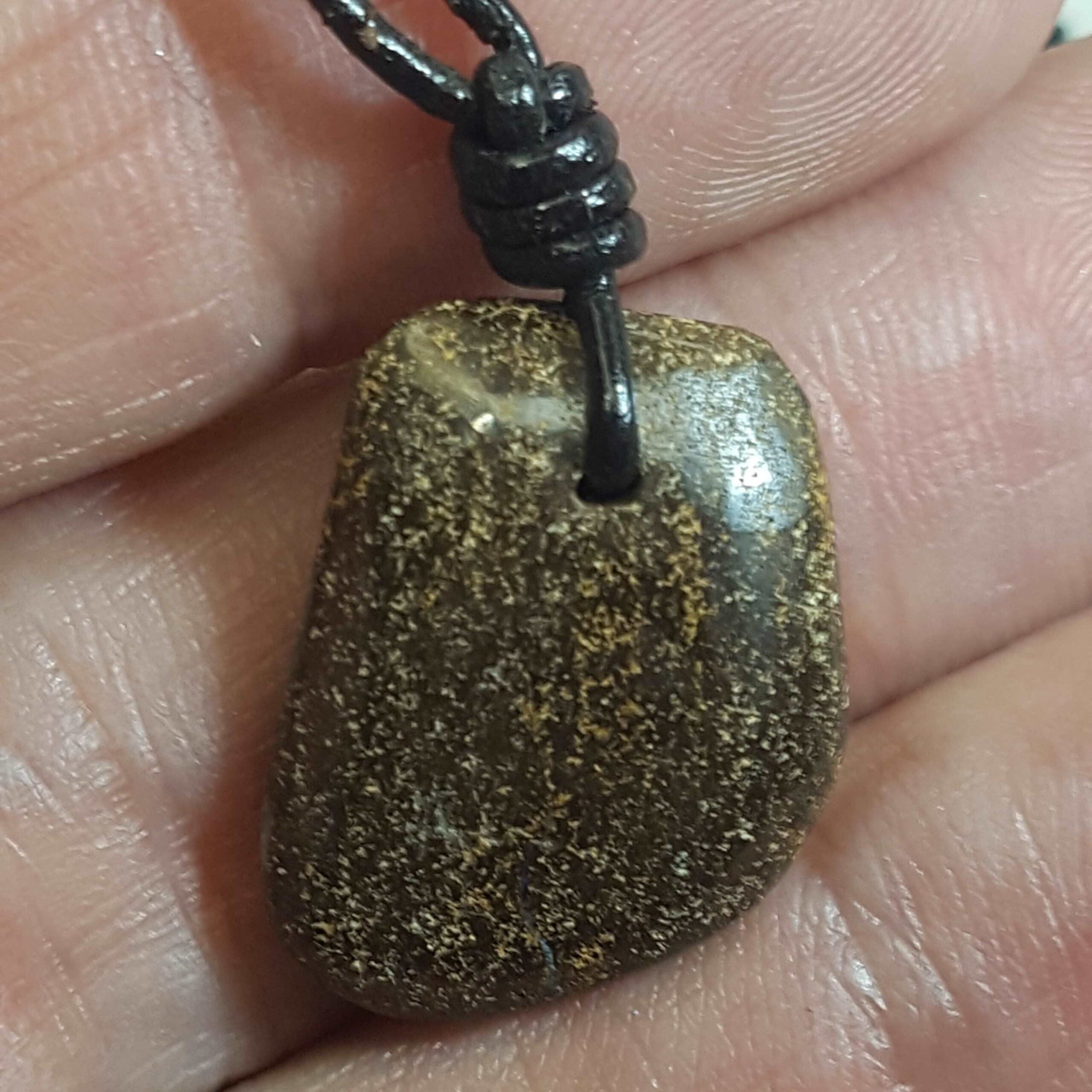 Pendentif opale boulder d'Australie monté sur cordon cuir ajustable (m=2,7g) – Image 6